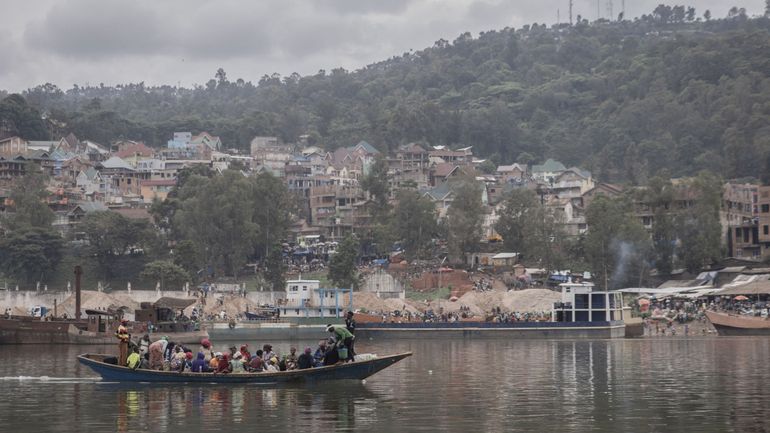 Des Rwandais affirmant fuir la vaccination contre le coronavirus arrivent sur une île congolaise