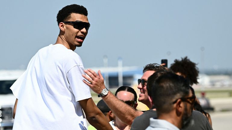 NBA : Wembanyama pose pied à San Antonio, accueilli comme une rock-star