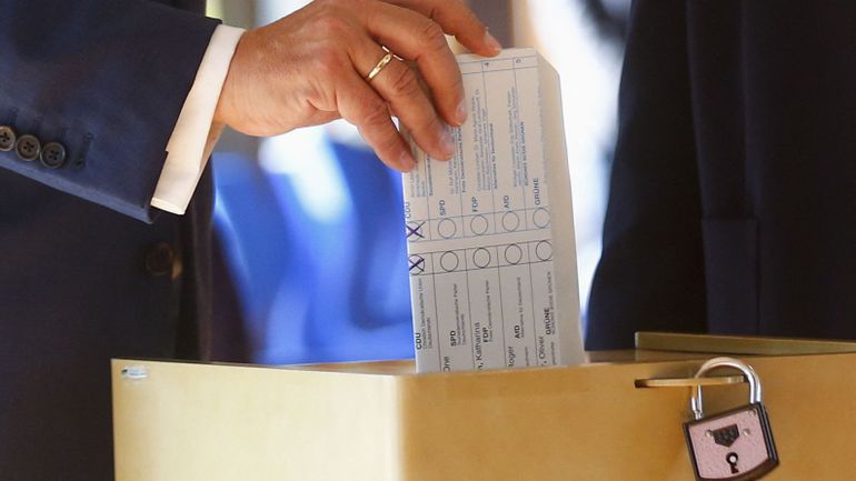 Election en Allemagne: Armin Laschet, le candidat CDU, fait un faux pas au moment de voter