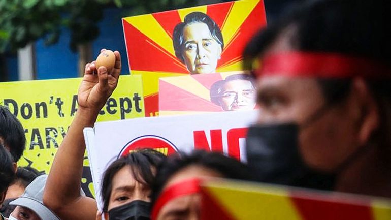 Coup d'État en Birmanie : Aung San Suu Kyi inculpée pour corruption, les manifestations continuent dans le pays