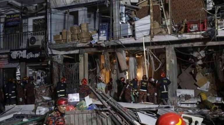 Au moins 16 morts dans l'explosion d'un immeuble de bureaux au Bangladesh