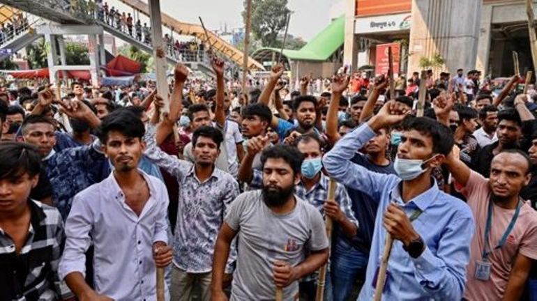 Bangladesh : des centaines d'usines textiles fermées après de violentes manifestations de milliers d'ouvriers qui veulent être augmentés