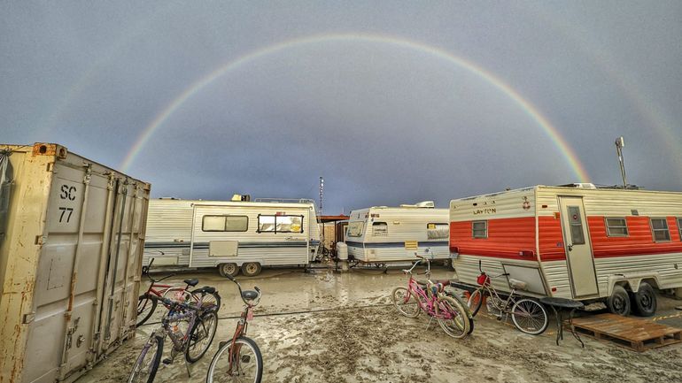 Etats-Unis : des milliers de festivaliers toujours bloqués par la boue au Burning Man (Nevada)