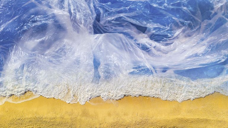Des centaines de milliers de granulés de plastique jonchent les côtes du monde, selon une étude
