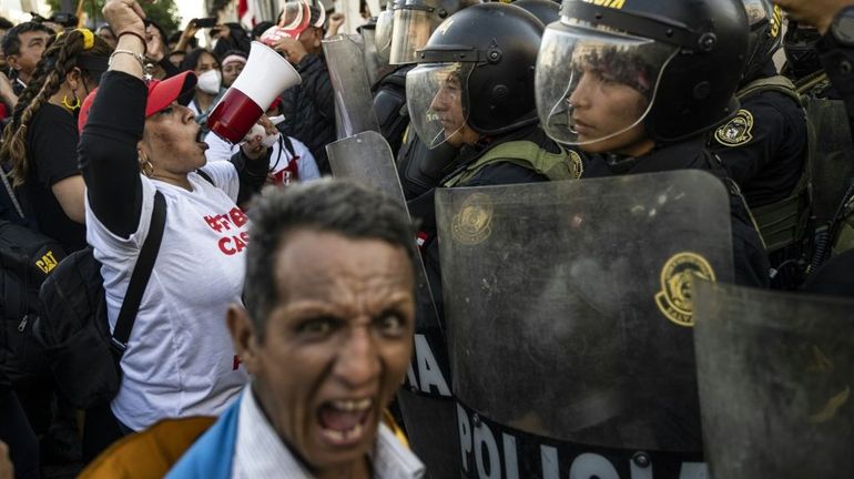 Pérou : des milliers de manifestants à Lima contre le président Castillo