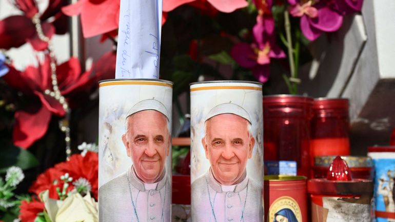 Le pape François, dont l'état s'améliore, 
