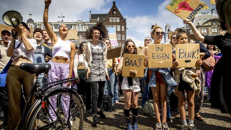 Révocation du droit à l'IVG aux Etats-Unis : des centaines de manifestants à Amsterdam pour défendre le droit à l'avortement