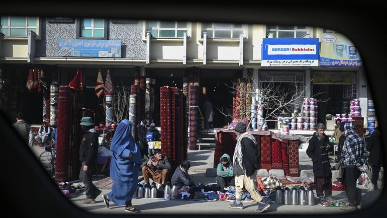 Afghanistan : à Kaboul, les talibans effacent les signes de l'ancien régime