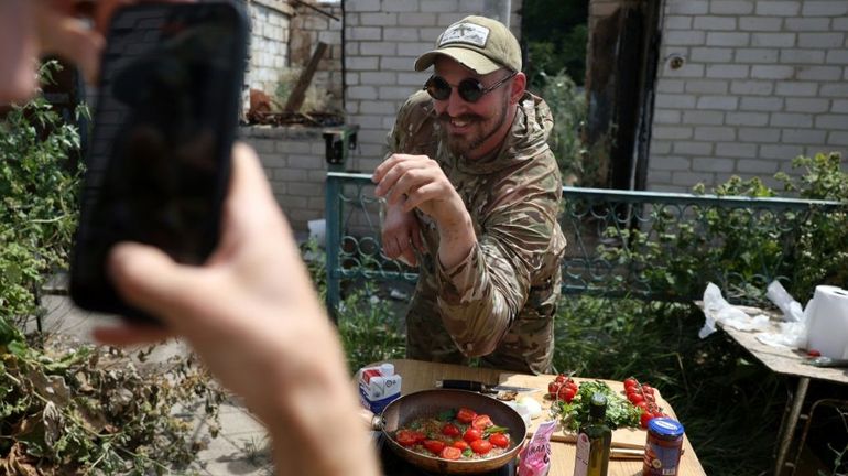 Soldat et influenceur : sur le front est de l'Ukraine, la drôle de vie de Rouslan Mokrytsky