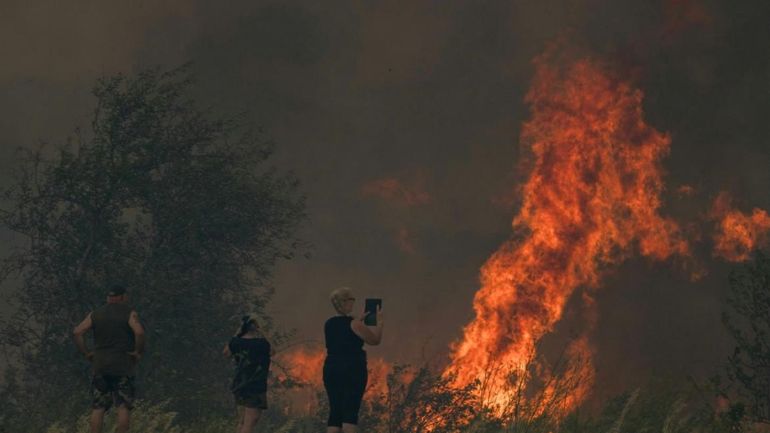 Incendie dans l'Aude en France : 4000 hectares ravagés, deux blessés, des maisons brûlées