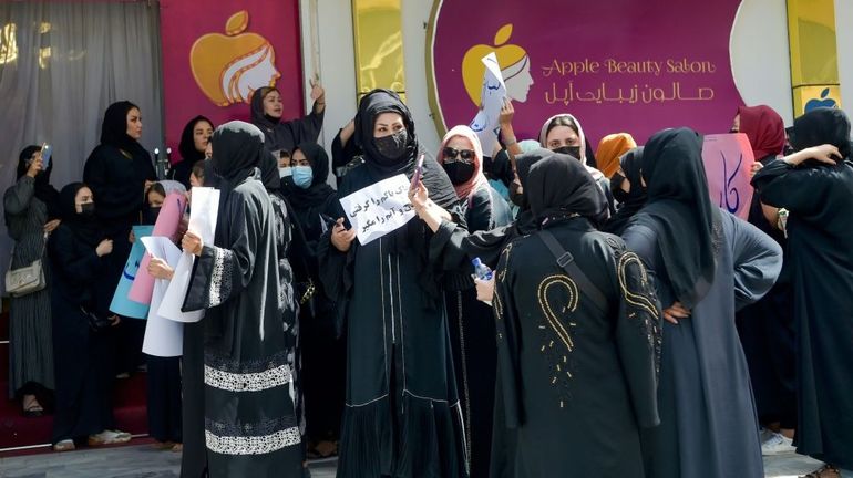 Afghanistan : manifestation de femmes à Kaboul contre la fermeture des salons de beauté