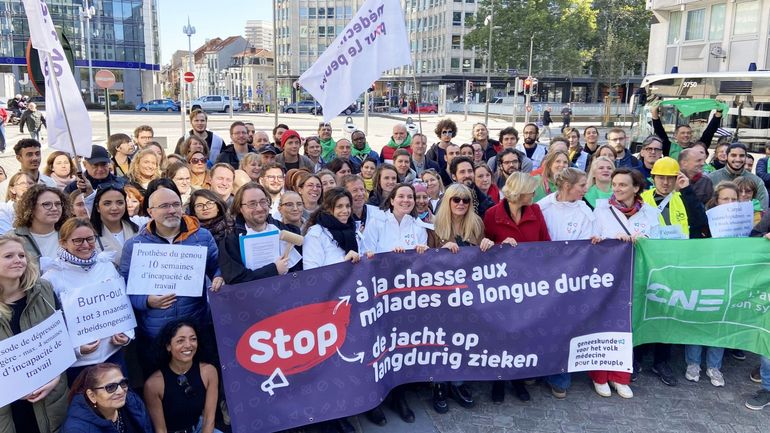 Bruxelles : la CSC et Médecine pour le peuple mènent une action pour dénoncer les sanctions aux malades de longue durée