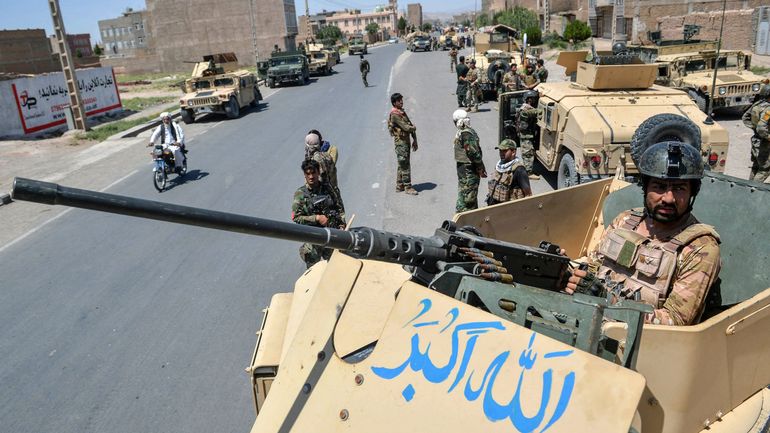 Afghanistan : deux fortes explosions suivies de tirs secouent Kaboul, tous les assaillants tués