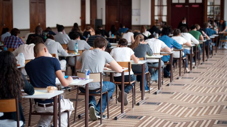Taux constants, exigences en hausse et maths à la traîne : que nous dit l'évolution des taux de réussite du CEB, CE1D et CESS ?