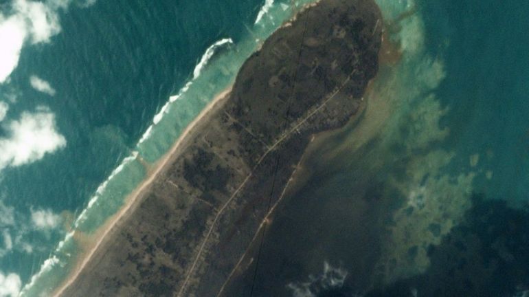 Eruption volcanique et tsunami aux îles Tonga : course contre la montre pour permettre l'arrivée de l'aide d'urgence