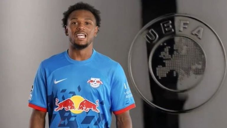Loïs Openda et ses coéquipiers de Leipzig poussent la chansonnette avant le début de la Champions League