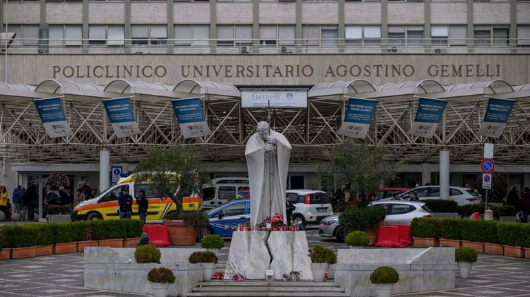 Atteint d'une pneumonie, le pape François a passé une 