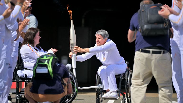 Jeux Paralympiques 2024 : la flamme est arrivée en France par le Tunnel sous la Manche