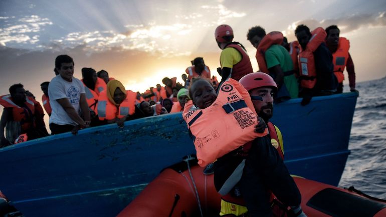 Méditerranée : 54 migrants bloqués depuis trois jours sur une plateforme pétrolière secourus