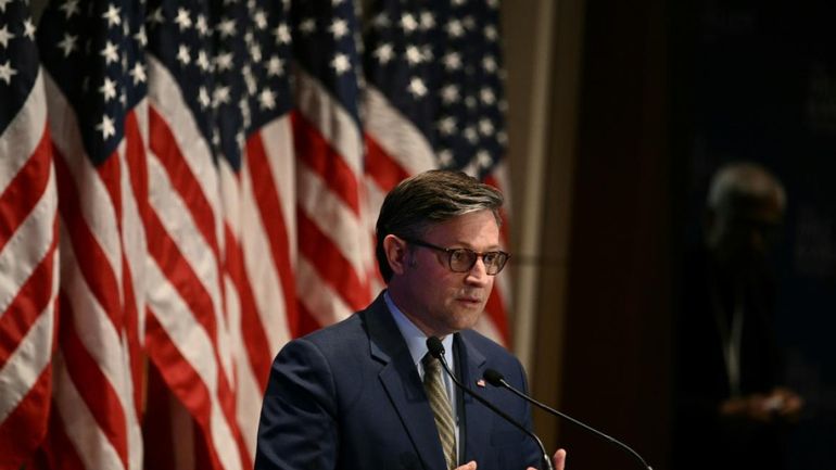 Les républicains réfractaires rentrent dans les rangs : le mégaprojet de loi budgétaire de Trump franchit une étape clé au Congrès