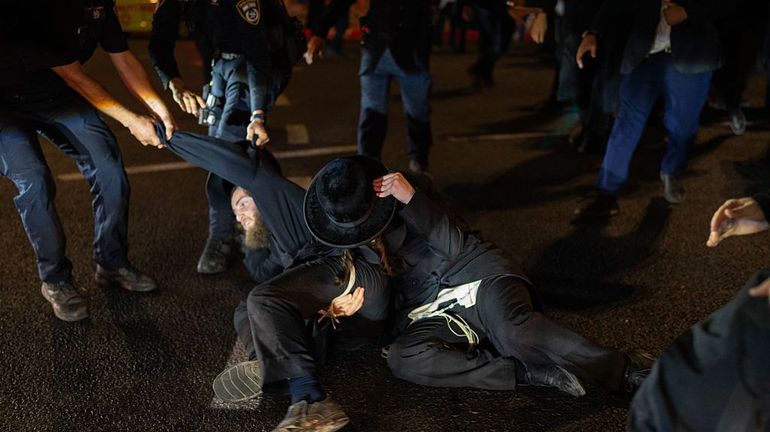 Conscription en Israël : un fourgon militaire transportant des déserteurs caillassé par des manifestants ultra-orthodoxes