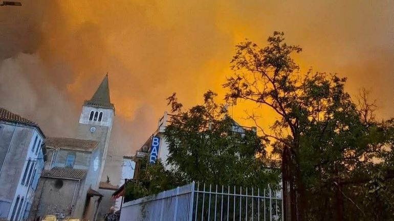 Incendie dans l'Aude en France : une femme décède, des touristes belges surpris par les flammes dans les Corbières