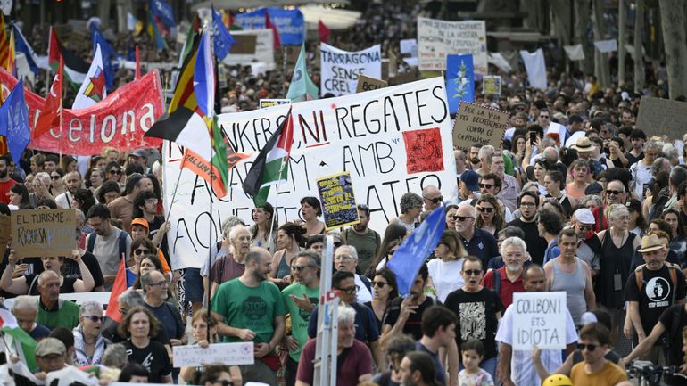 Espagne : les habitants de Barcelone manifestent contre le tourisme de masse