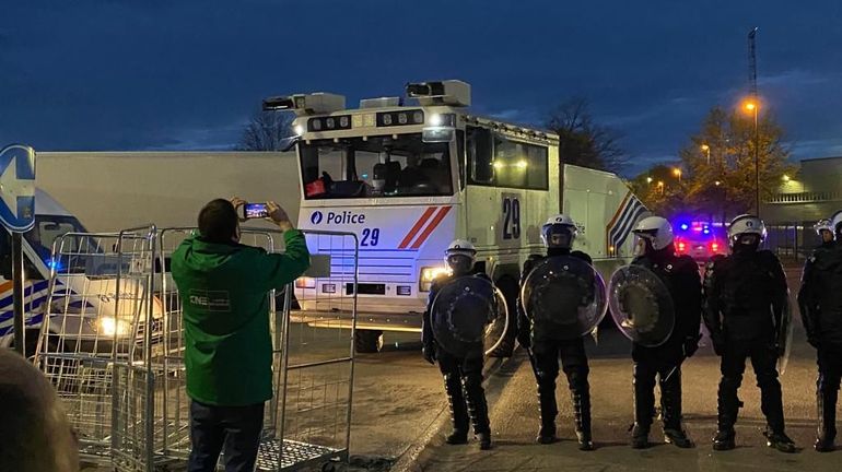 Blocage du dépôt de Zellik : les policiers ont permis à 10 camions de quitter le dépôt
