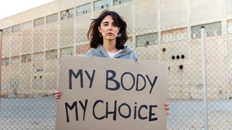 Belgique: faut-il inscrire le droit à l'avortement dans la constitution, ou simplement améliorer la loi actuelle?