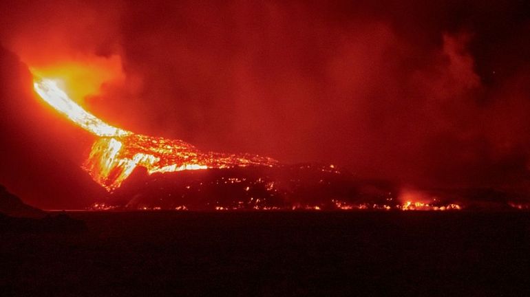 Eruption du volcan Cumbre Vieja aux Canaries: nouvelle coulée de lave très liquide