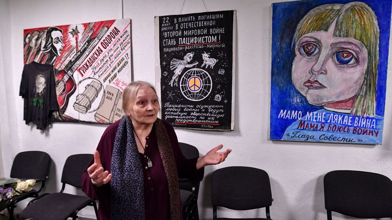 Russie : Elena Ossipova, une artiste de 77 ans, présente ses pancartes pacifistes en plein conflit en Ukraine