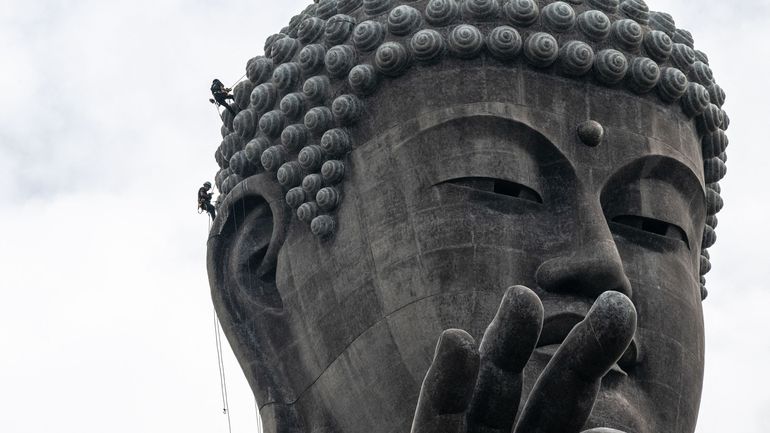 Japon : l'impressionnant nettoyage annuel du plus grand Bouddha en bronze du monde