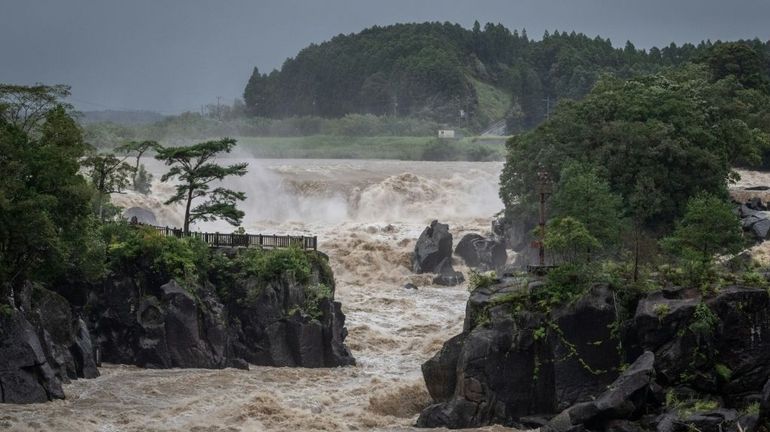 La côte ouest du Japon reste en alerte au passage du typhon Nanmadol