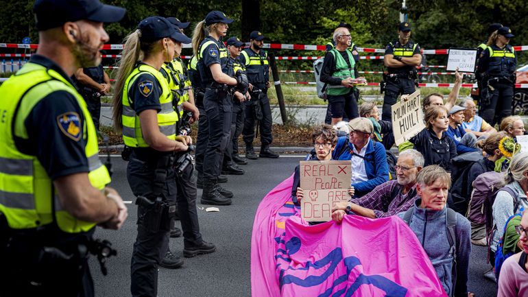 Des manifestants bloquent une autoroute pour le 10e jour consécutif à La Haye