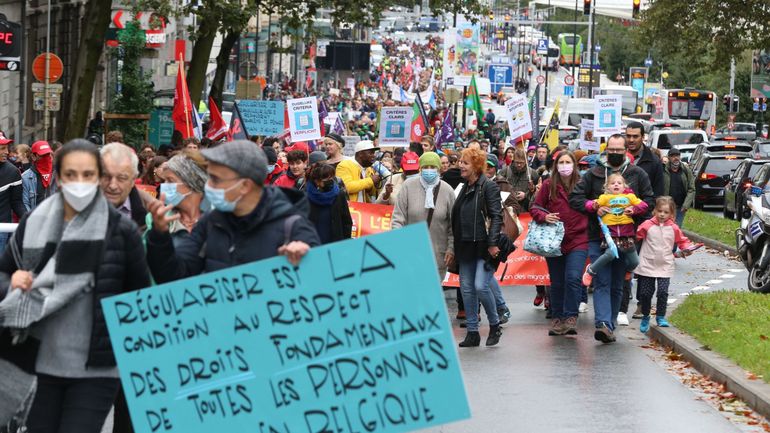 Bruxelles : plusieurs centaines de personnes manifestent pour la régularisation des sans-papiers