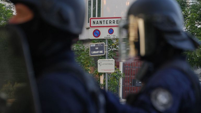 Un jeune de 17 ans tué par balle par la police en France : un policier en garde à vue, des incidents à Nanterre