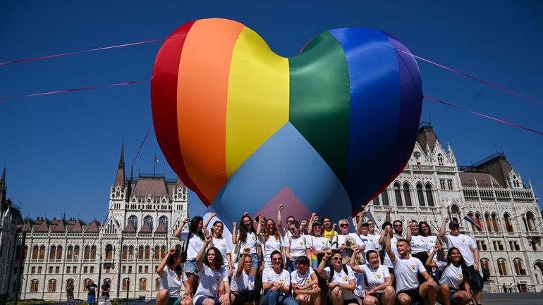 Un coeur arc-en-ciel devant le Parlement hongrois en signe de protestation contre une loi homophobe