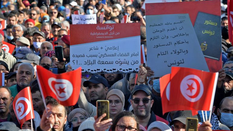 Plusieurs centaines de partisans et d'opposants au président rassemblés à Tunis