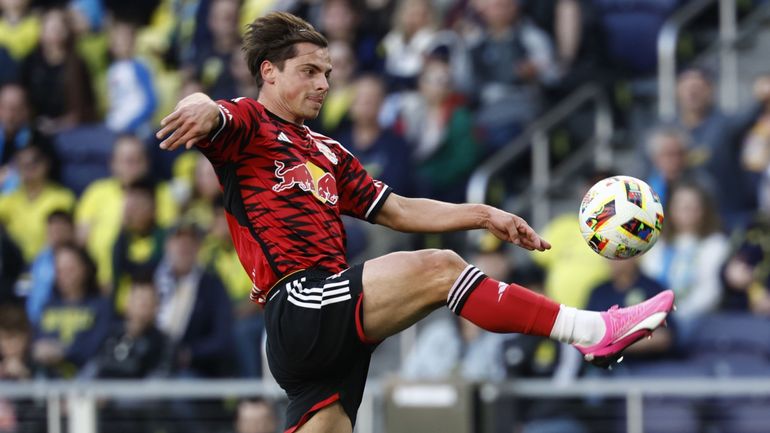 Une bonne action avant 4 assists : Dante Vanzeir vient à la rescousse d'un escort kid complètement trempé