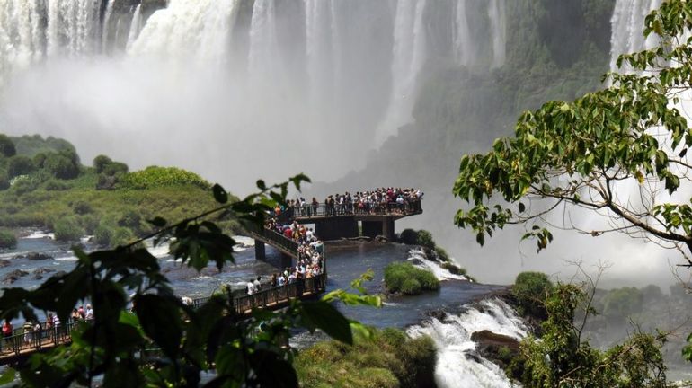 Argentine: les chutes d'Iguazu saturées d'eau après de fortes pluies devraient rouvrir