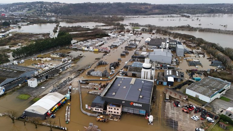 Inondations dans l'ouest de la France : la décrue s'amorce 