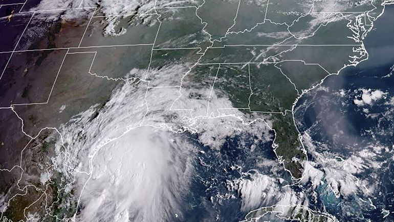 Etats-Unis: l'ouragan Nicholas touche terre au Texas