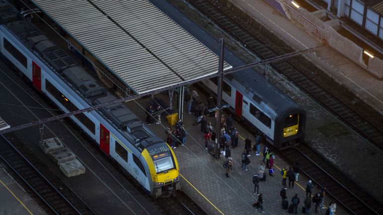 Le rail perturbé après la découverte d'un obus à la gare de Gand-Saint-Pierre