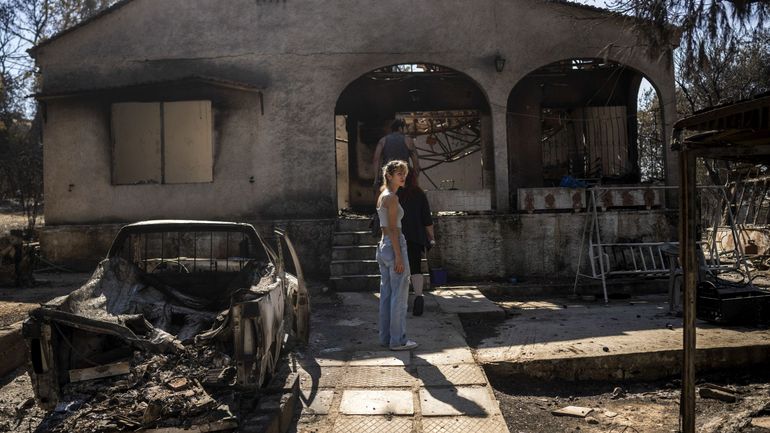 Grèce : le feu recule autour d'Athènes, mais les pompiers restent mobilisés