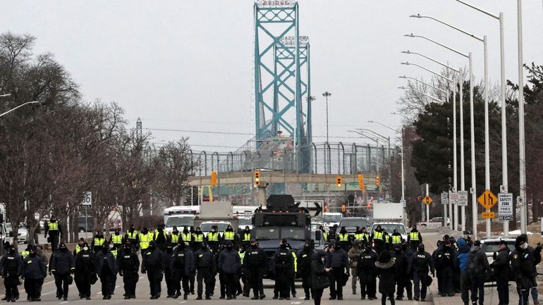 Convoi de la liberté : la police a dégagé l'accès au pont Ambassador, à la frontière entre Canada et Etats-Unis