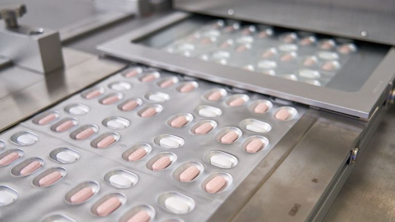 Paxlovid, le premier médicament anti-covid-19 autorisé en Europe, disponible en Belgique : pour qui ? Pourquoi ?