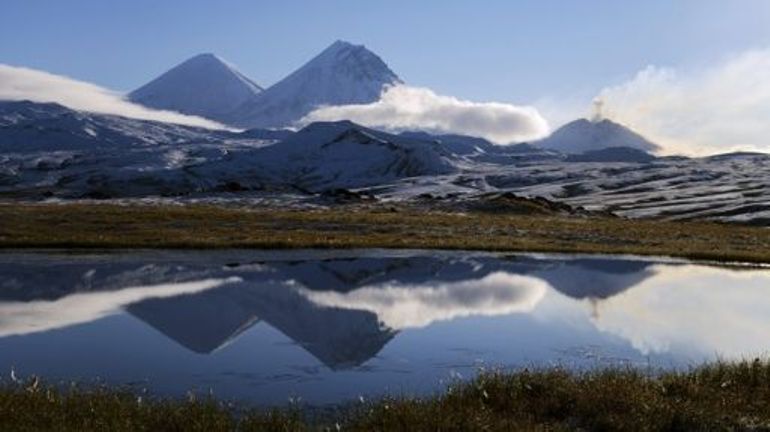 Russie : un volcan de la péninsule du Kamtchatka expulse un nuage de cendre de 10 km de haut