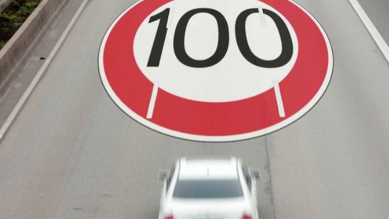 Groen veut limiter la vitesse à 100 km/h sur l'autoroute en raison de la hausse des prix du carburants