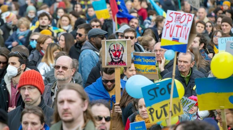 Des milliers de manifestants dans des villes européennes dénoncent l'invasion russe de l'Ukraine