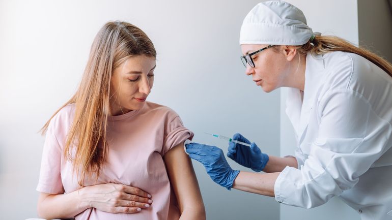Coronavirus : le vaccin protège les femmes enceintes des complications d'Omicron, selon une étude parue dans 